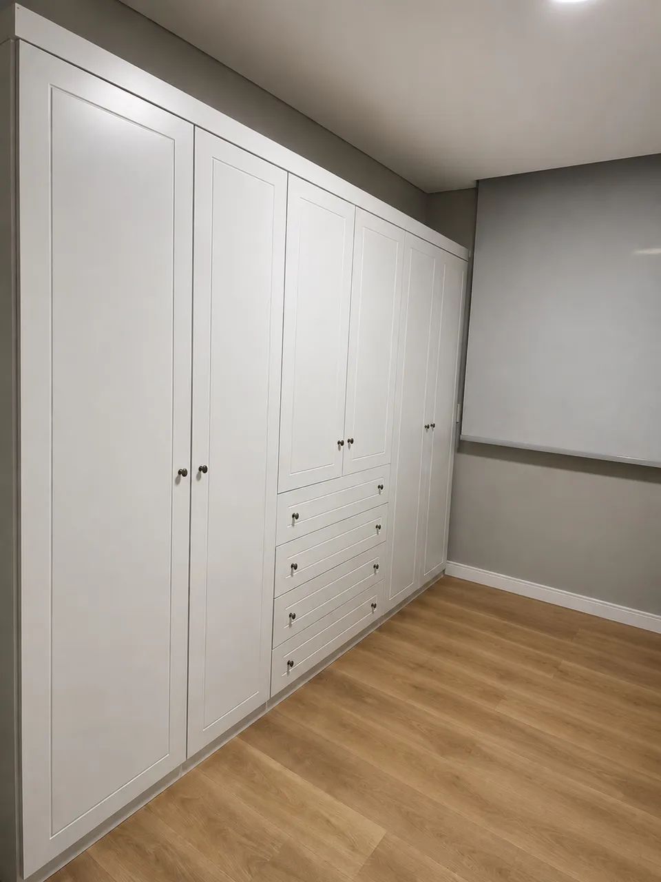 Guarda-roupa branco
