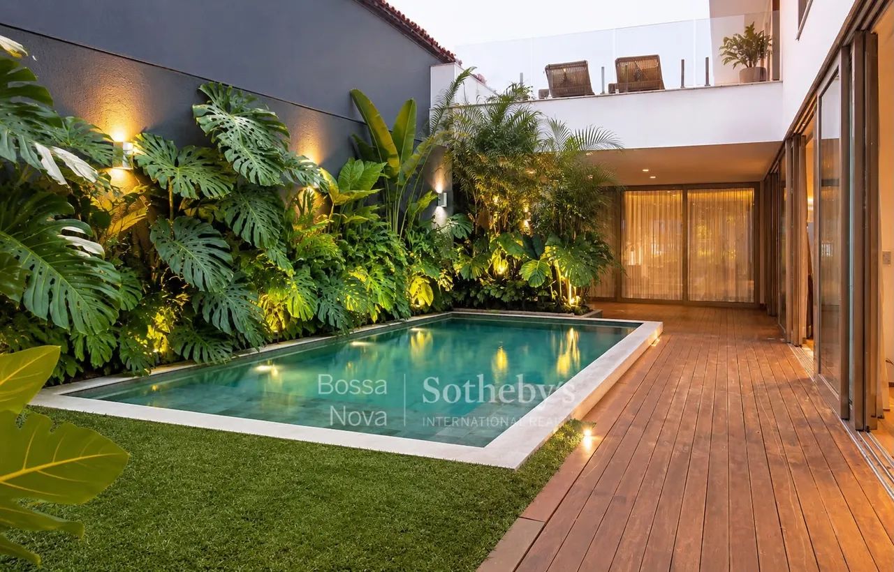 Casa com vista para o skyline e área externa com lazer