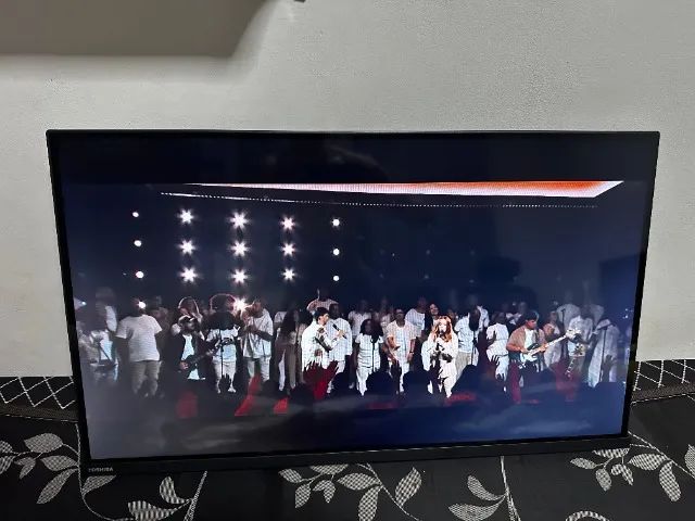 Vendo Televisão Toshiba Muito nova na caixa 32 polegadas SMART
