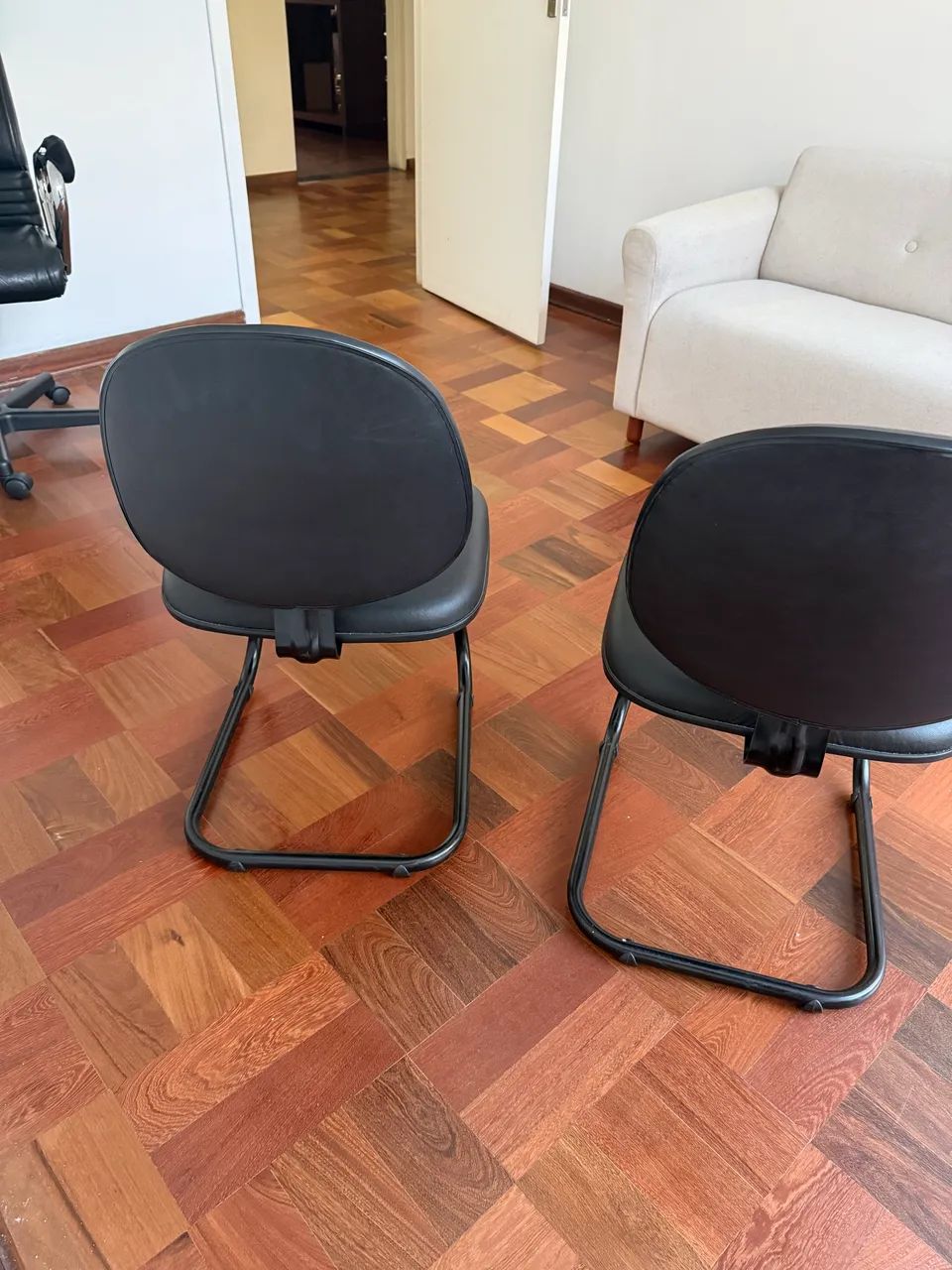 Duas cadeiras para atendimento - Foto 3