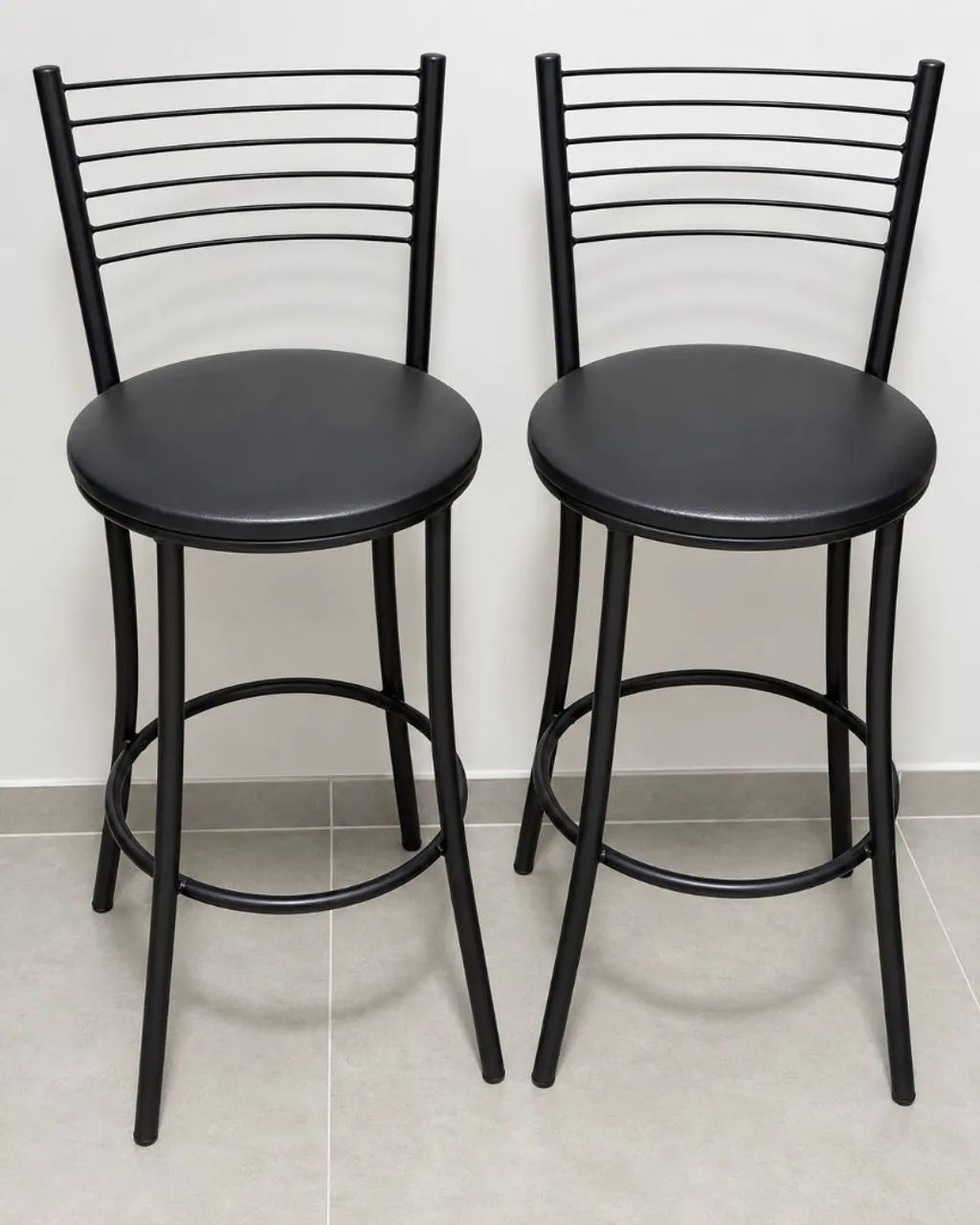 Par de Banquetas Pretas com Encosto e Assento Estofado