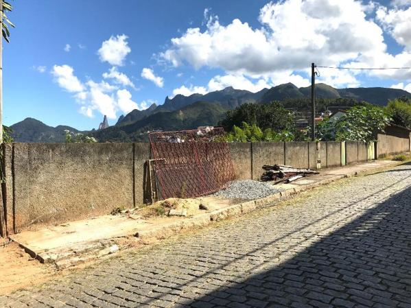 Terreno com 1.800 m2, vista para o dedo de deus à venda, panorama, teresópolis.