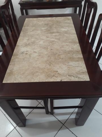 Mesa com 4 cadeiras