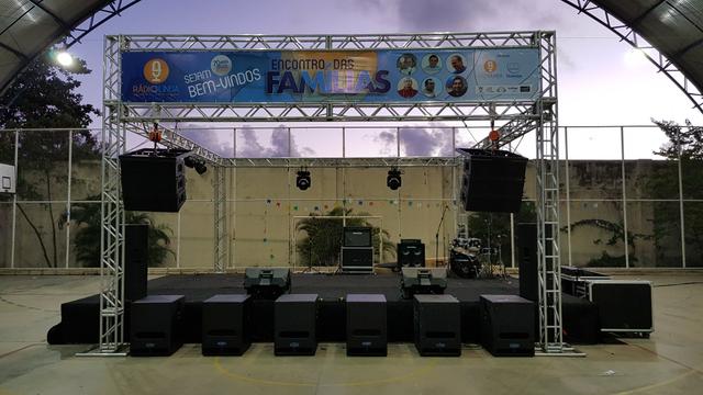 Palco, grid, iluminação e som