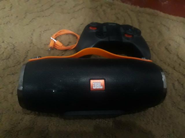 VENDO JBL Charge 3 e um controle Gamepad