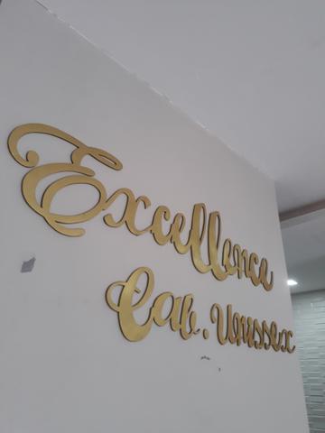 Precisa se de manicure com pratica