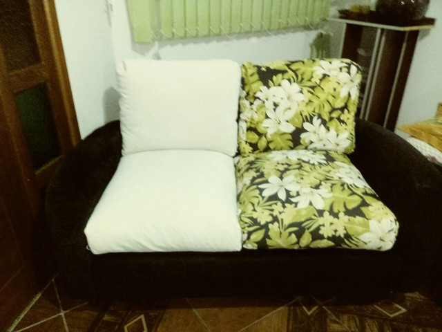 Vendo sofá modelo retrô.