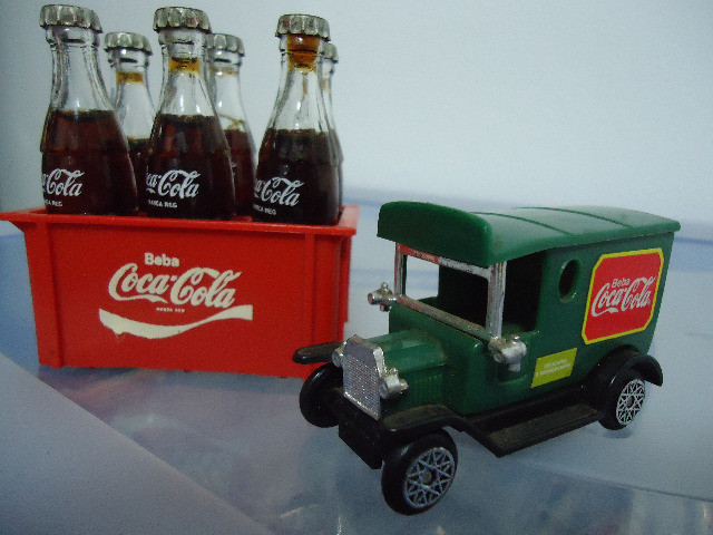 Brinquedos Raros - Caminhão antigo de Entrega Brinde Coca Cola com 8,00 cm  de comprimento Embalagem lacrada Década de 1990