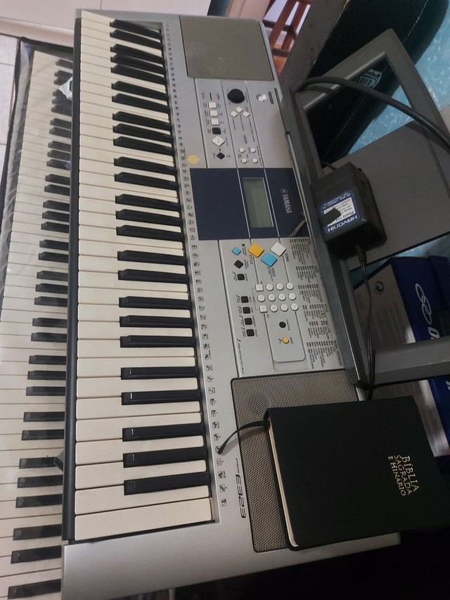 Teclado Yamaha e 323 