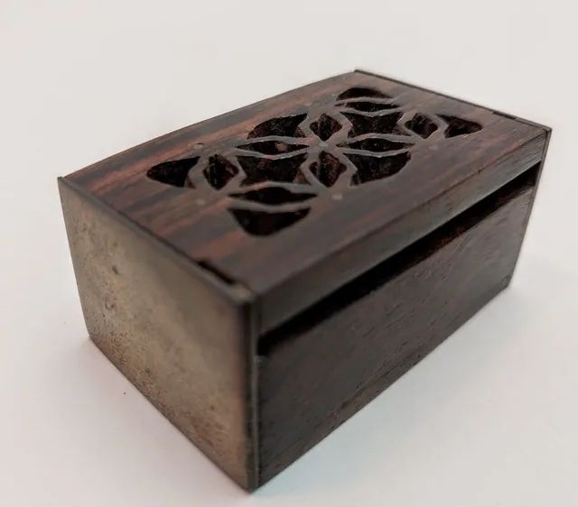 Caixinha Bau, em Madeira tampa C/Grafismo, Apliques em Metal - Foto 2