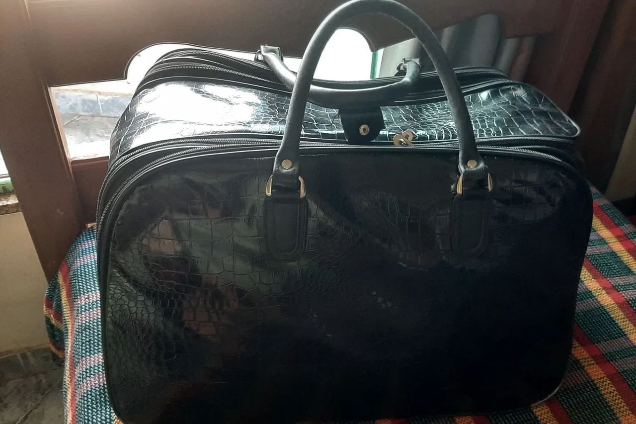 Bolsa preta envernizada - Foto 4