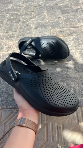 Chinelo Crocs adulto.
