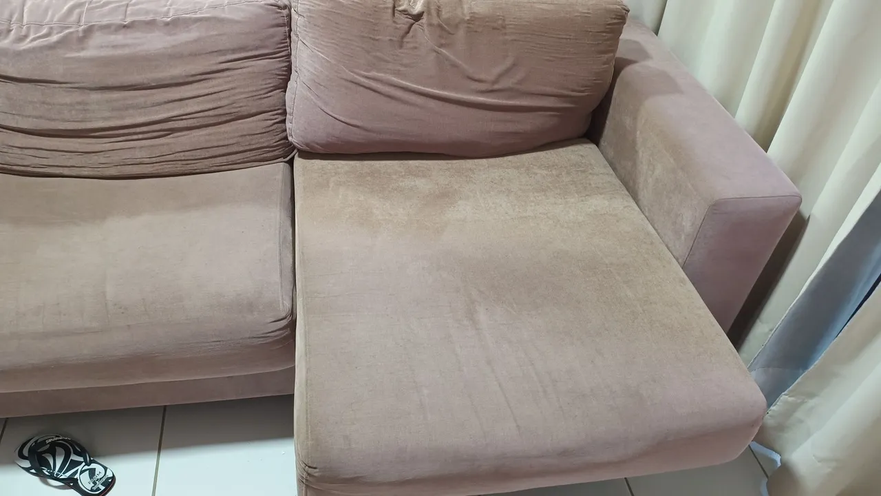 Sofá de três lugares retrátil em Suede da marca Jacaúna.