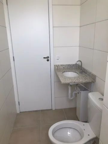 uma pia e cubas para banheiro