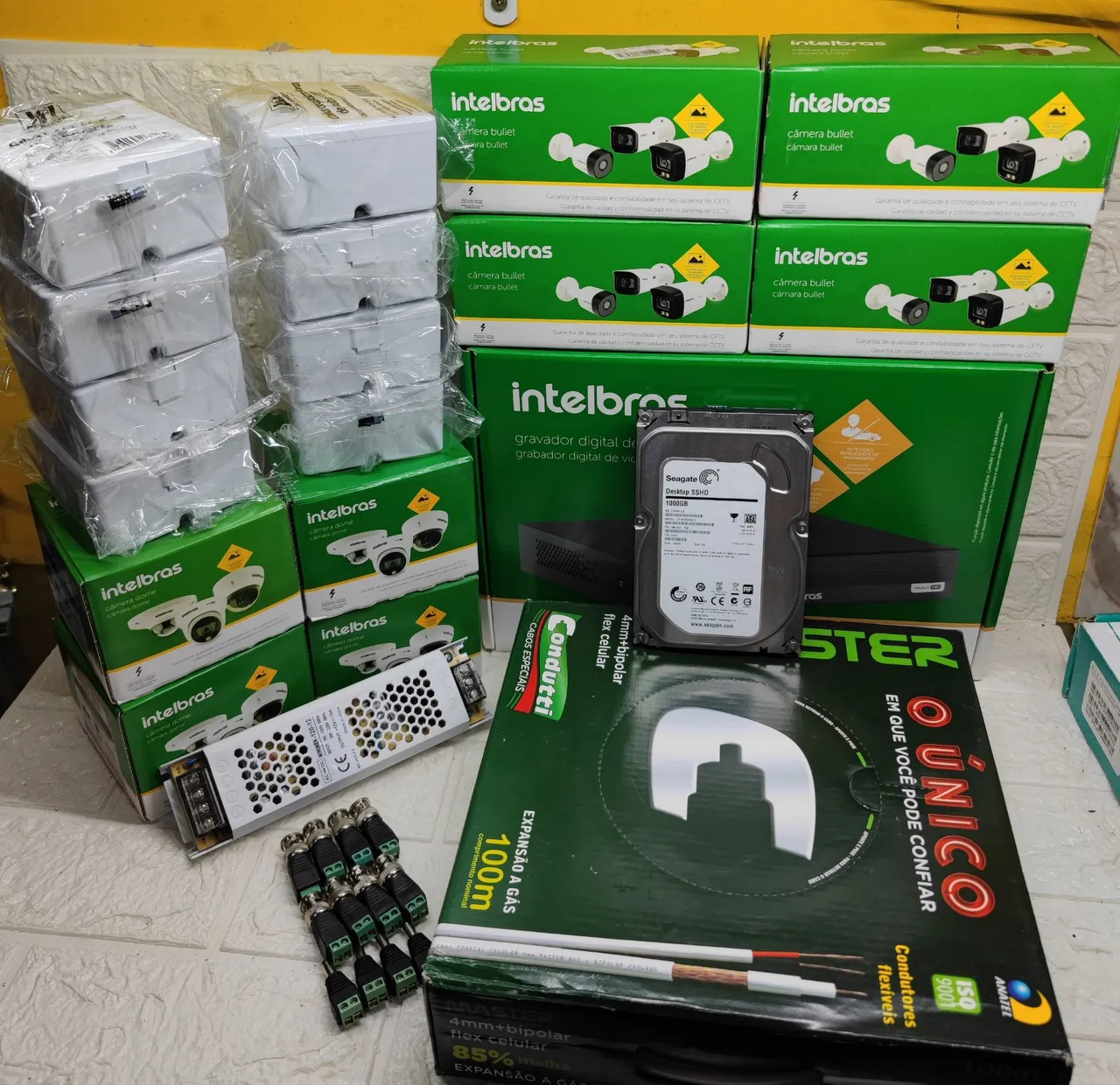 Kit 8 câmeras de segurança Intelbras instalado.