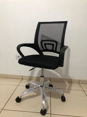 Cadeira de escritório executiva giratória nova na caixa com base cromada