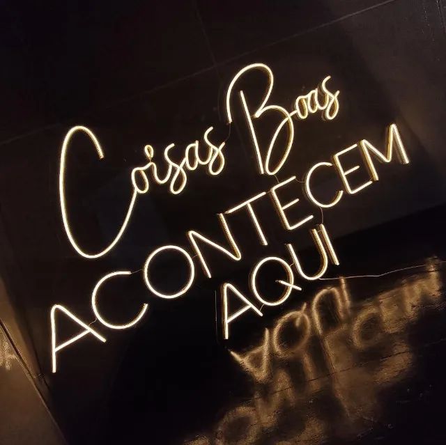 Painel Neon Led com base em Acrílico Coisas Boas Acontecem Aqui - 70x50 cm - Foto 2