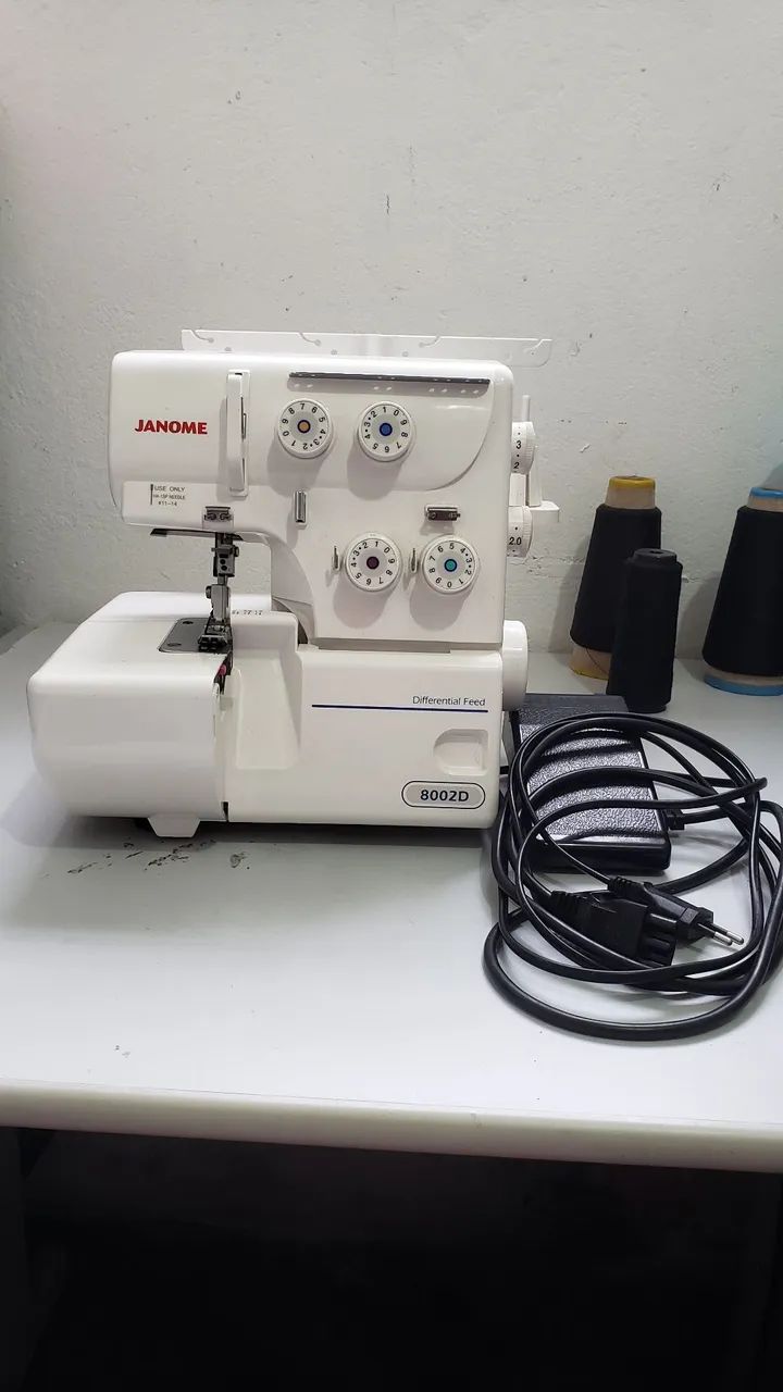 Máquina de Costura Overloque Janome