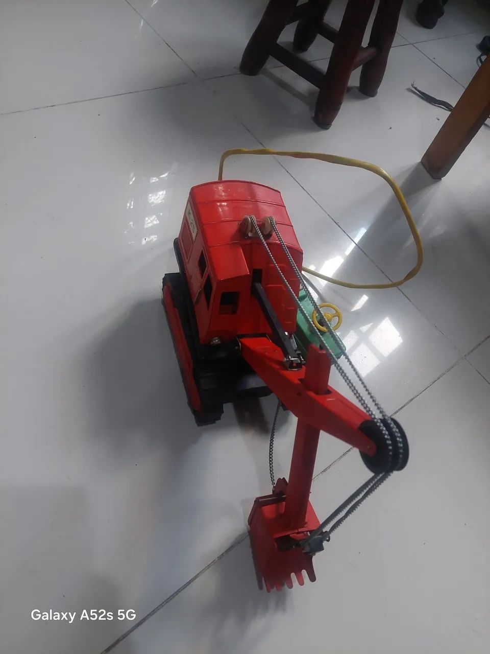 Escavadeira de brinquedo vintage rara  K25 com controle remoto - Foto 4