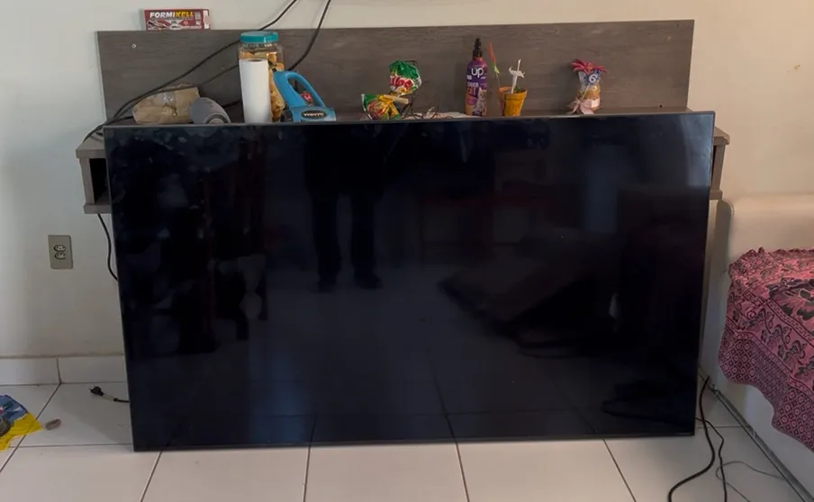Tv lg 75 polegadas, tela quebrada , retirada de pecas ou conserto pego celular na troca