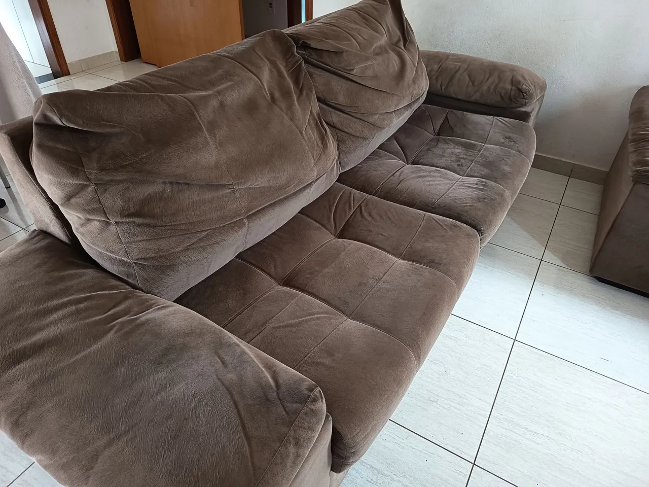 Sofá 3 lugares marrom confortável