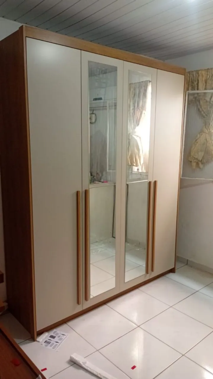 Guarda-Roupas com Espelhos