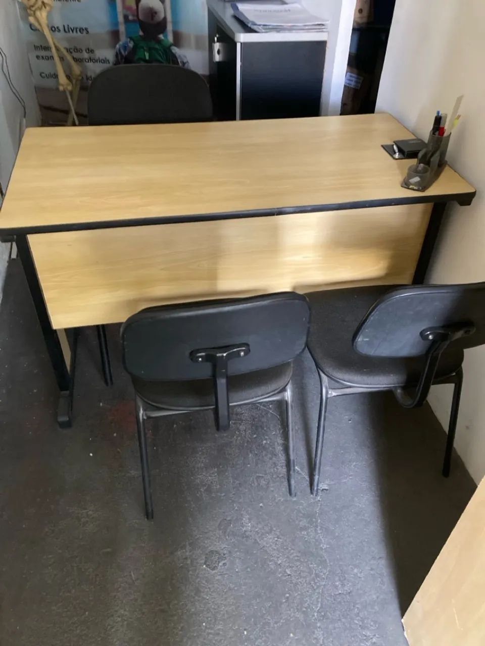 Mesa de Escritório e armário com 3 cadeiras
