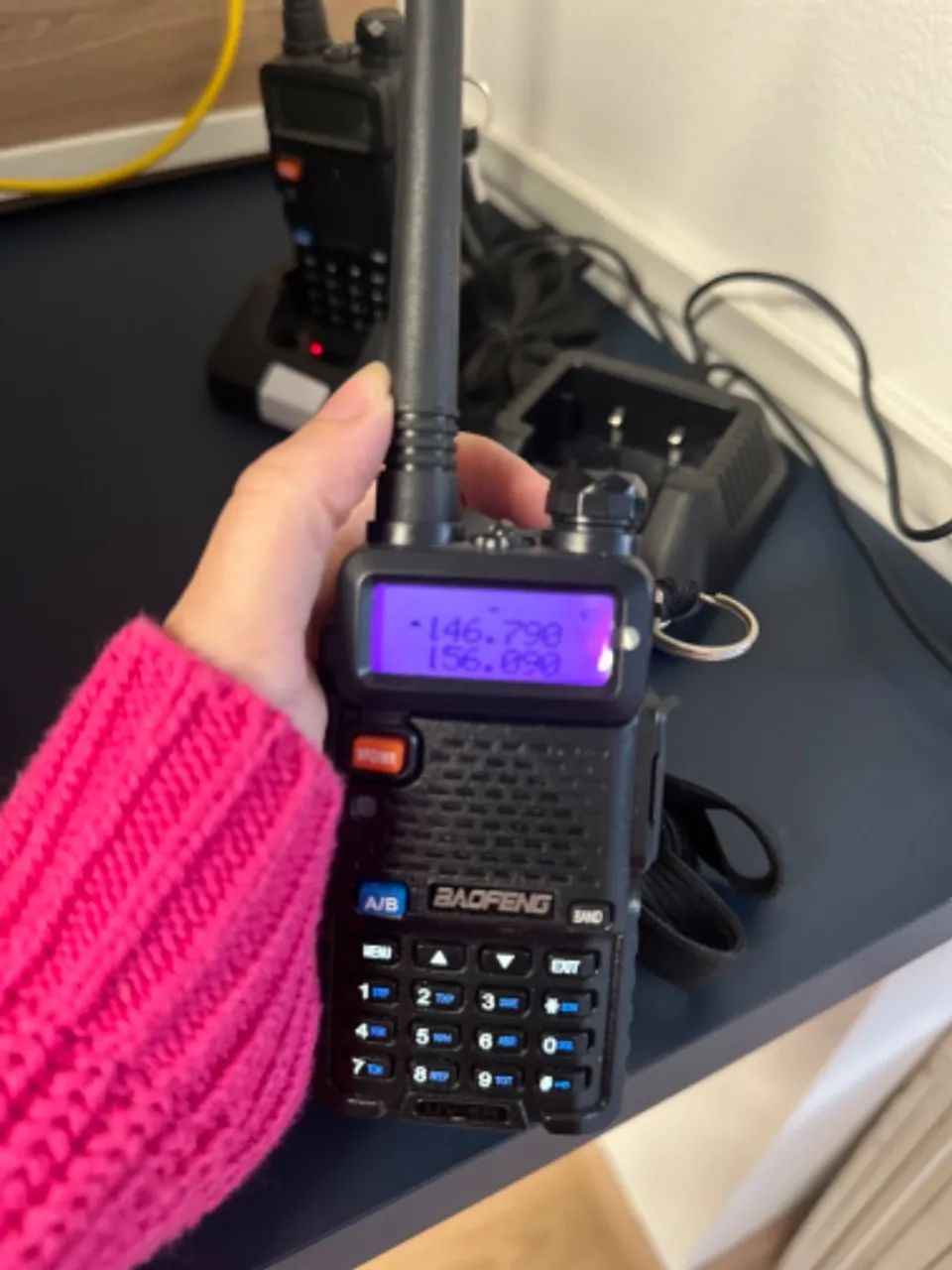 Dois rádios Baofeng UV-5R completos + bases carregadoras - Foto 2