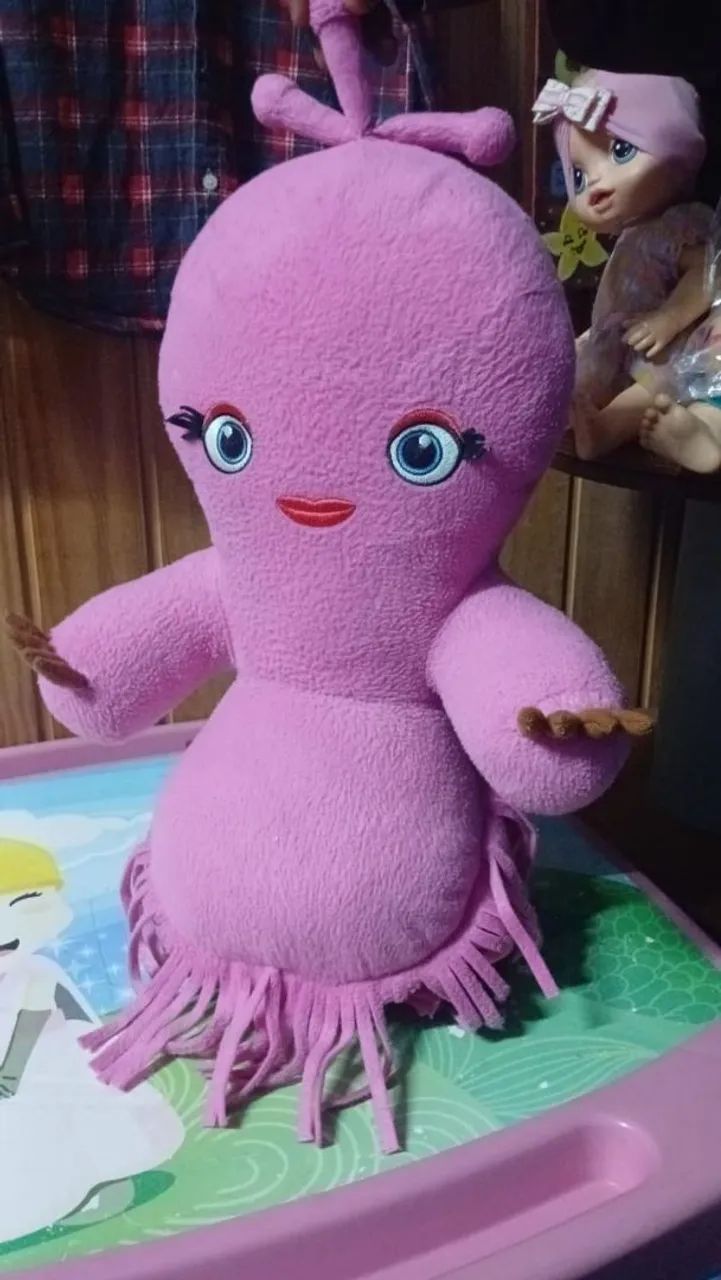 Pelúcia da personagem Upsy Daisy do desenho In the Night Garden