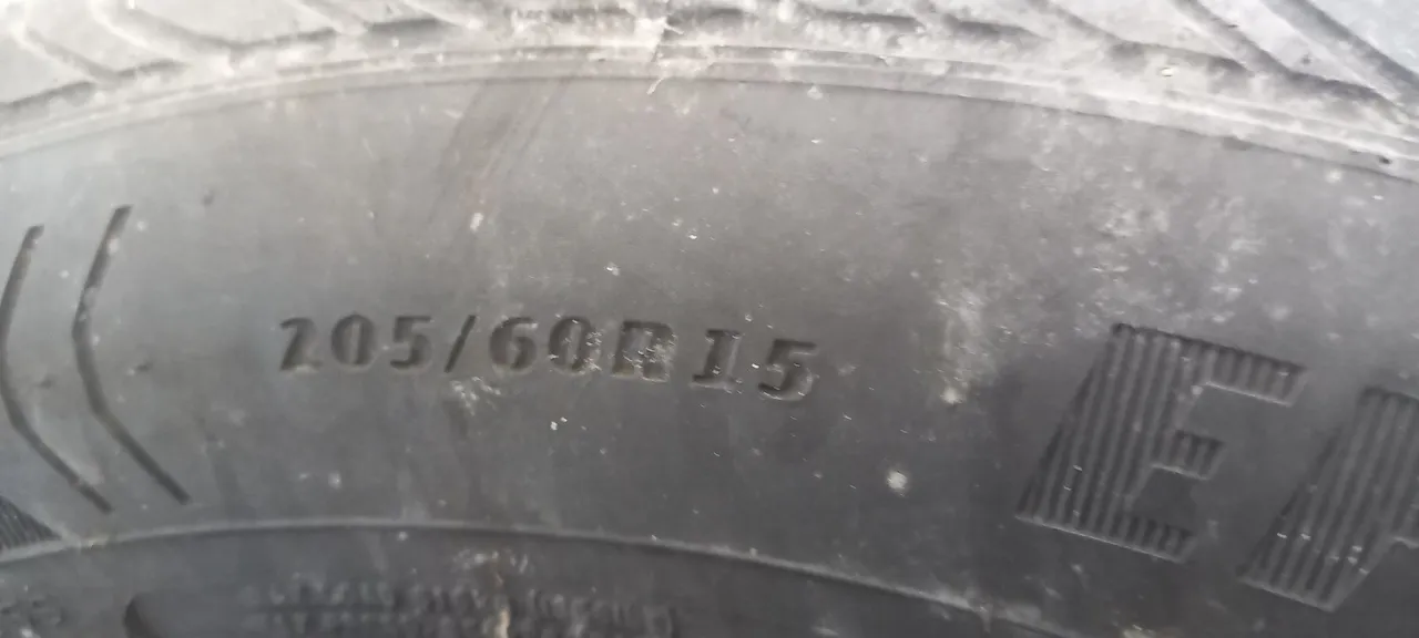 Vendo 03 Pneus 205/60 R15