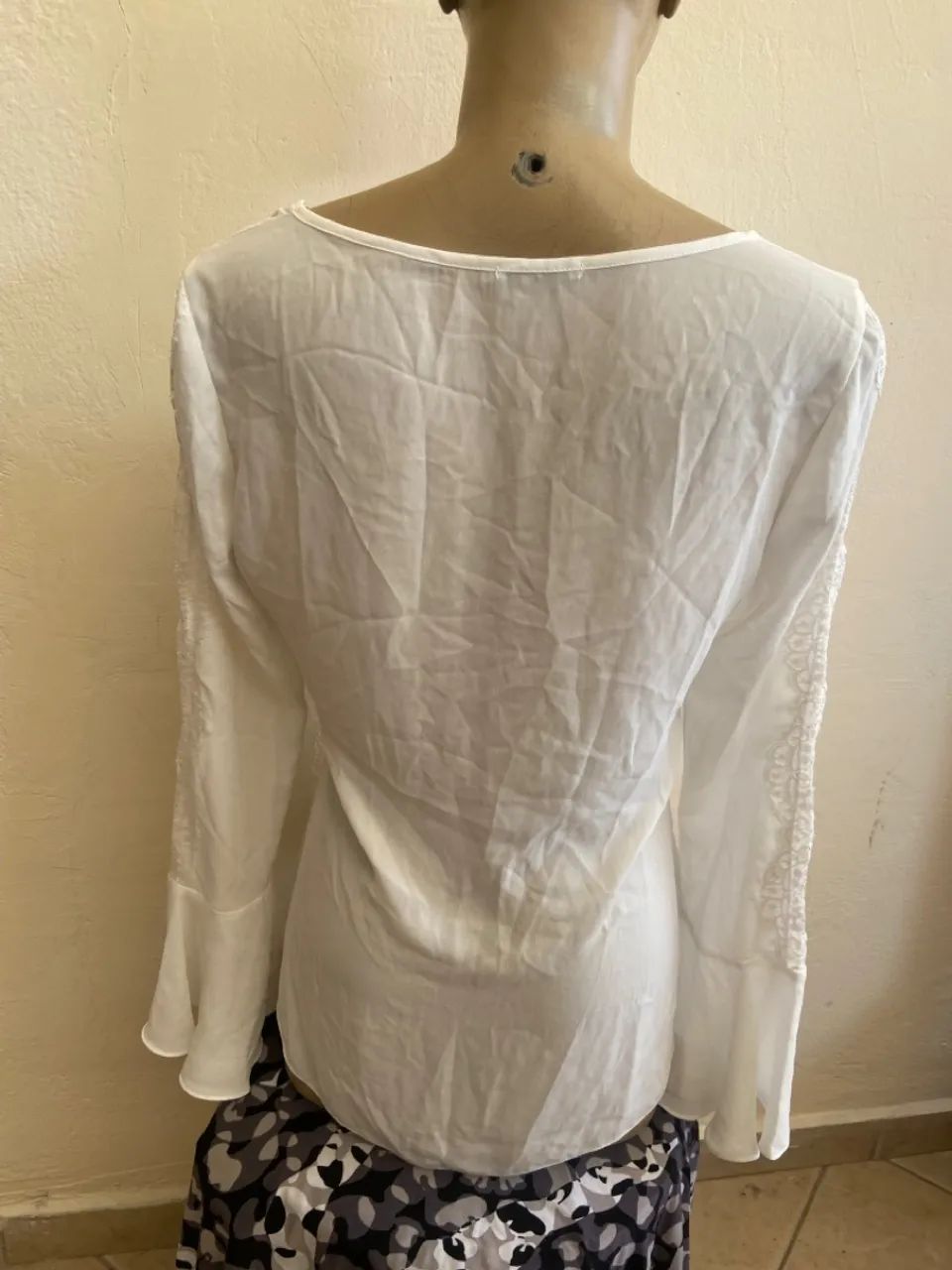 Camisa branca com detalhe em renda - Foto 4