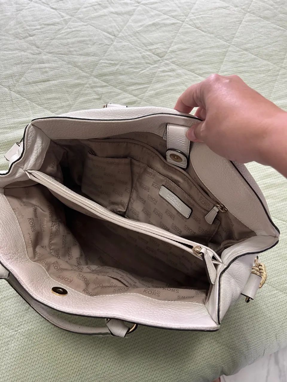 Bolsa Michael Kors com detalhes dourados - Foto 3