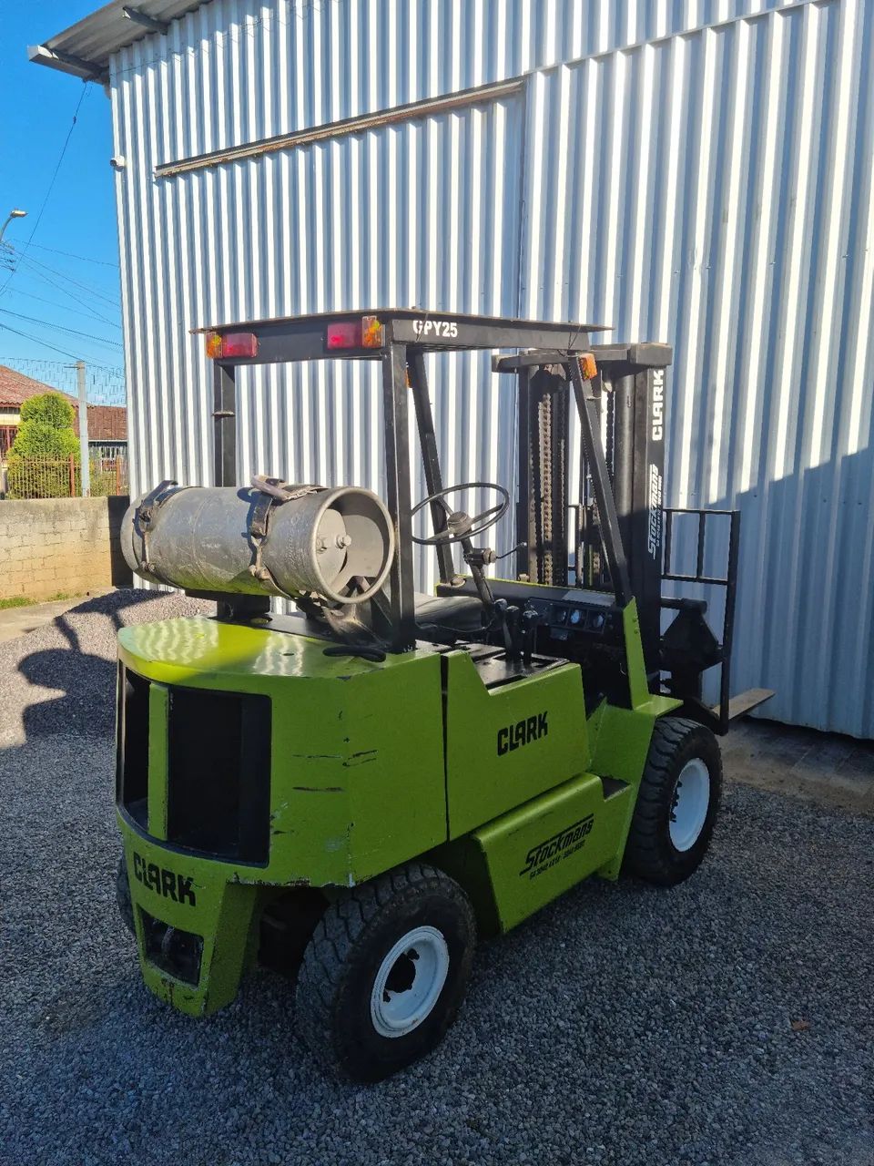 Emplilhadeira Clark GPY25 C/ Deslocador Lateral - Foto 6
