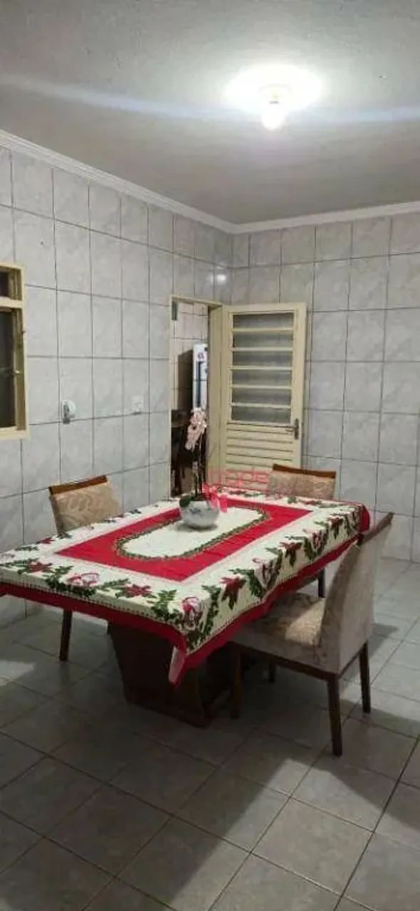 Casa à Venda de 02 Quartos no Bairro Quintino Facci I em Ribeirão Preto com Quintal.