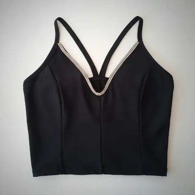 Blusa cropped preta com brilhos - Foto 2