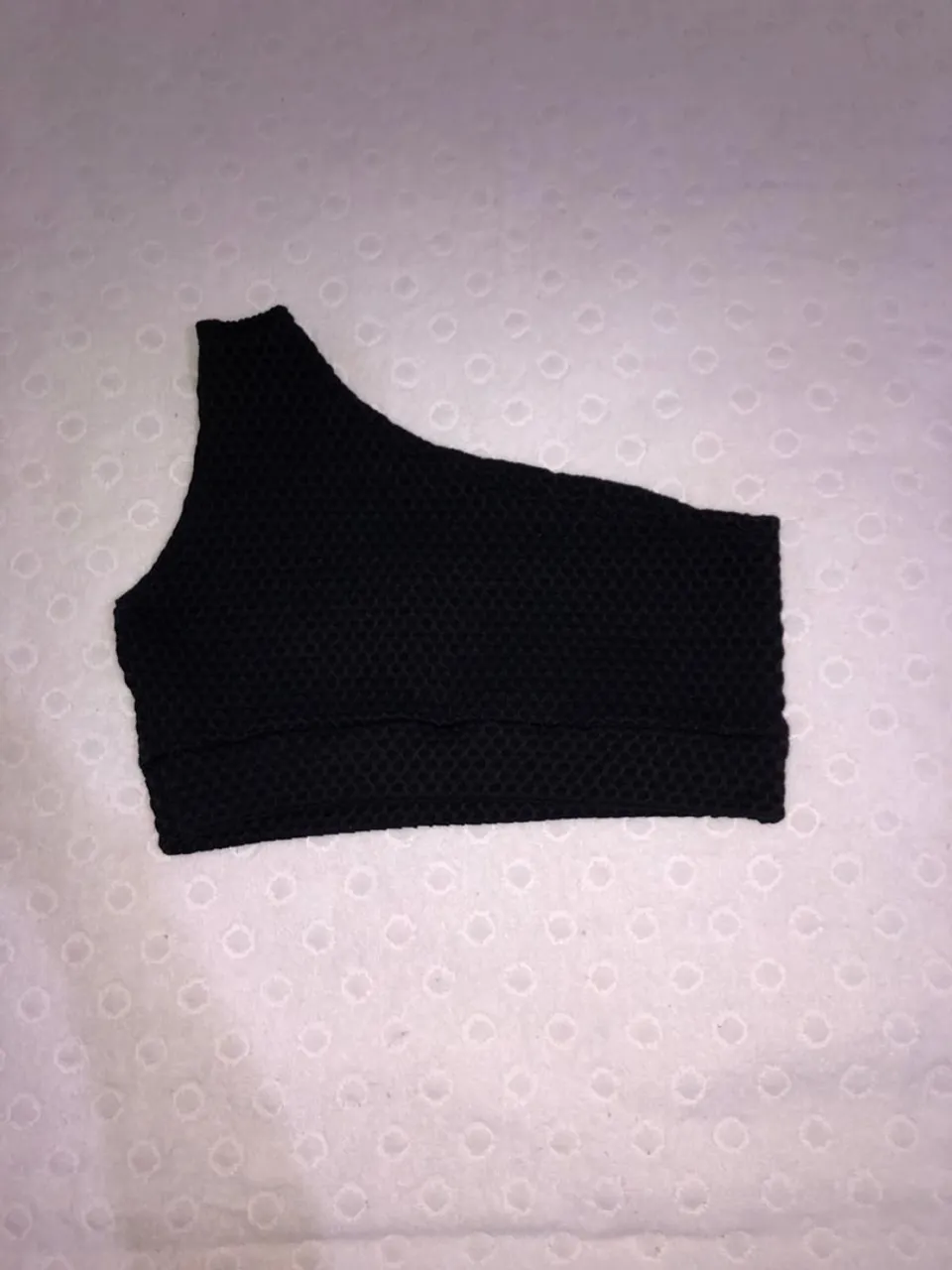 Top preto de um ombro só
