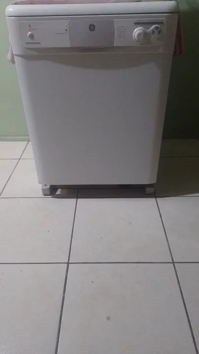 Máquina de lavar louça branca semi nova 