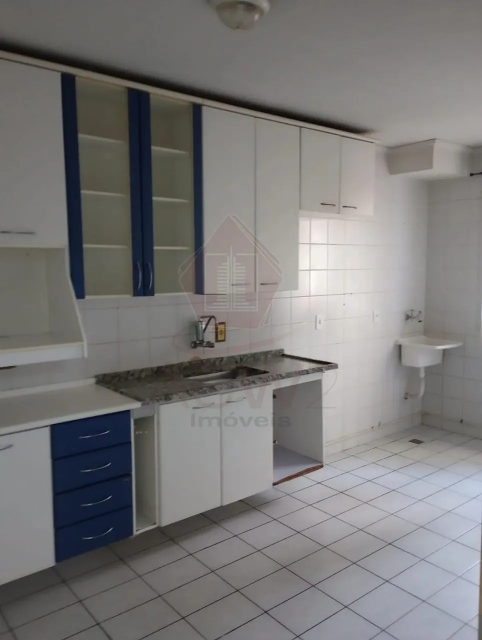 APTO NO MORADA DO JAPI C/ 2 QUARTOS, COZINHA PLANEJADA, NO TÉRREO COM 1 VAGA COBERTA