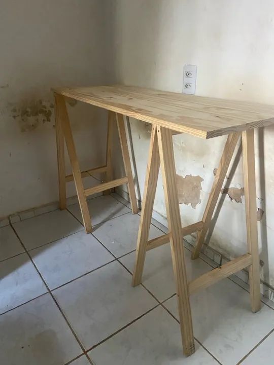 Mesa artesanal de madeira