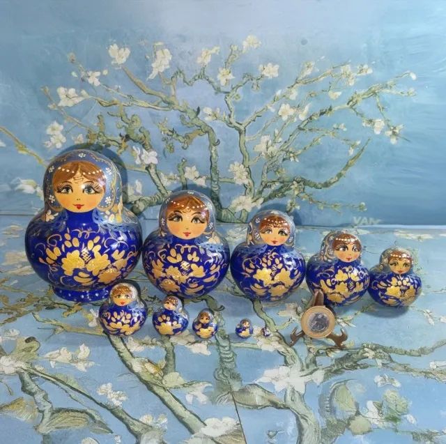 Boneca de madeira russa (Matryoshka) com dez bonequinhas encaixadas dentro dela. Nova
