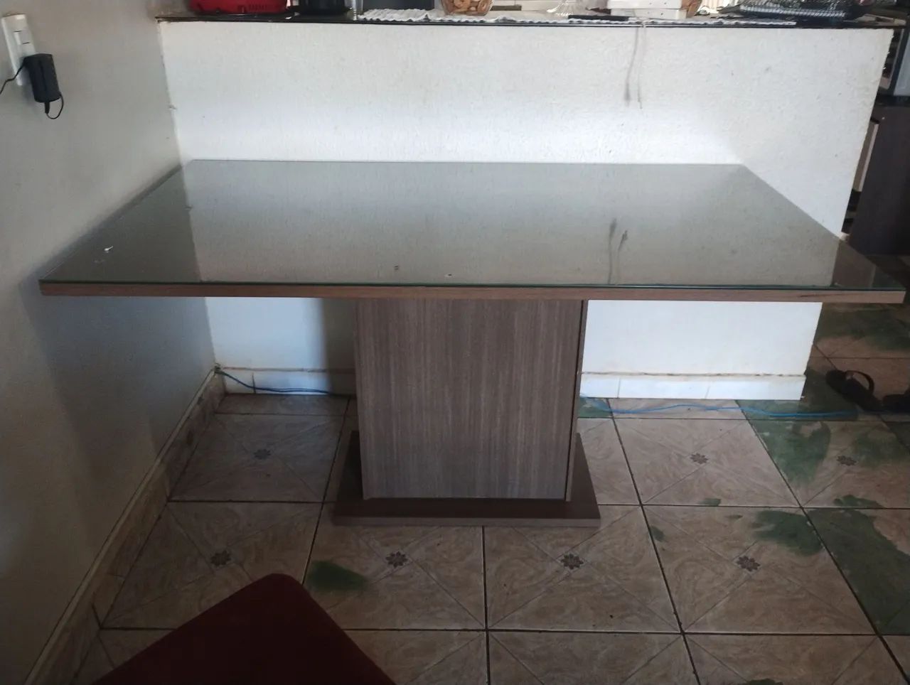 Mesa de mandeira com tampo de vidro