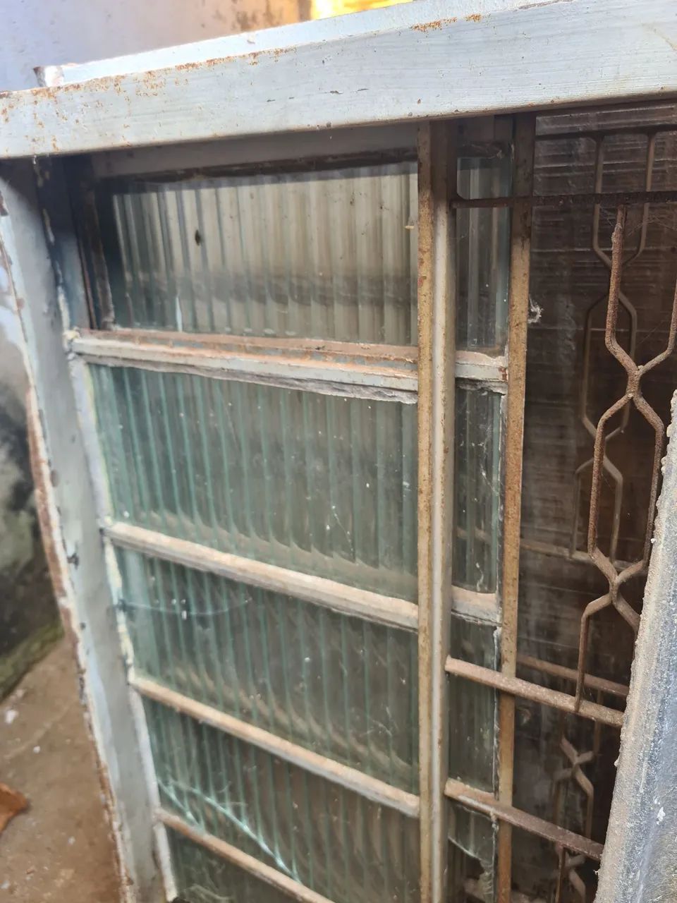 Janela de Vidro com Grade de Ferro