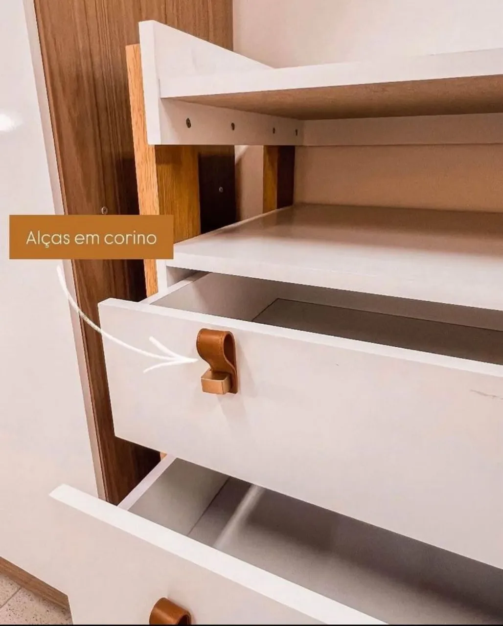 Guarda-Roupa Infantil com Design Moderno e Puxadores em Couro