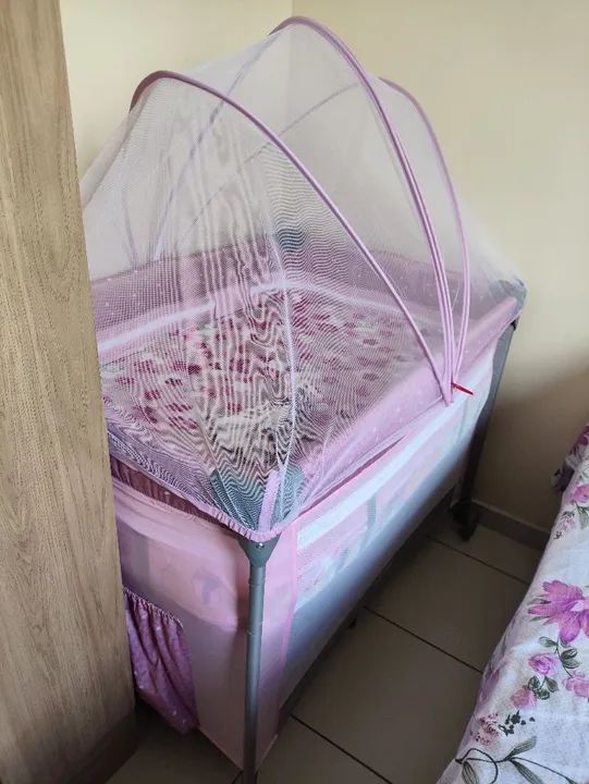 Berço infantil com mosquiteiro rosa