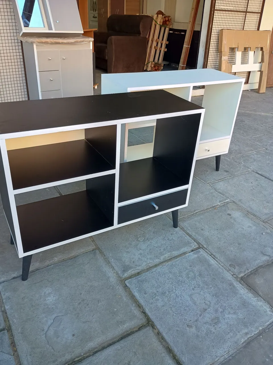 Móvel Rack Preto com Branco Retrô