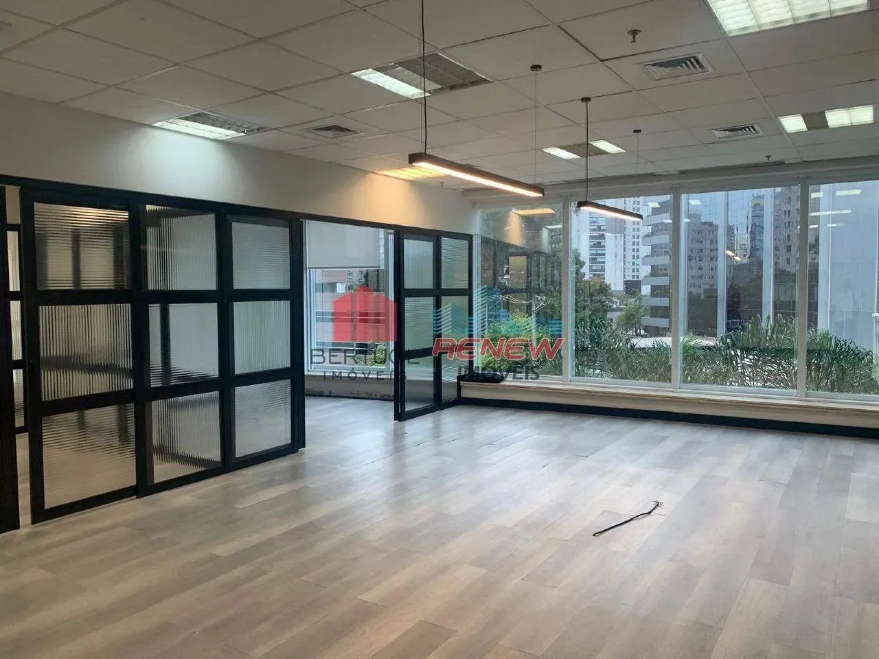 Sala para aluguel Edifício Olimpíadas 242 em São Paulo