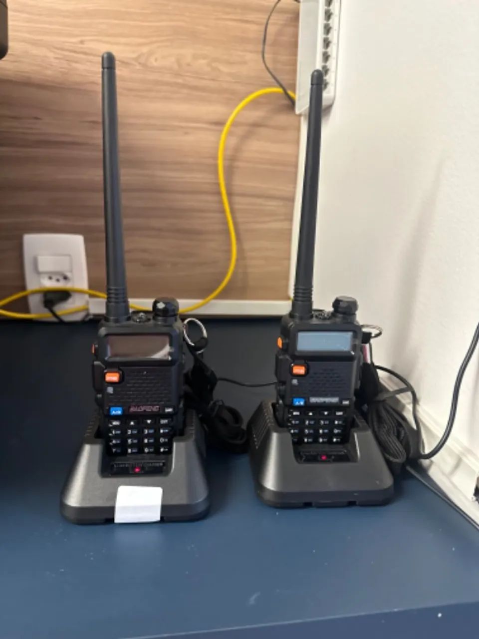 Dois rádios Baofeng UV-5R completos + bases carregadoras