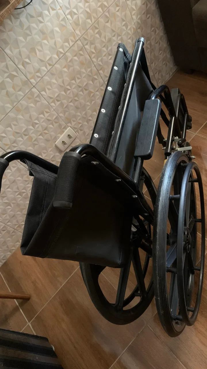 Cadeira de rodas seminova (para vir buscar) - Foto 6