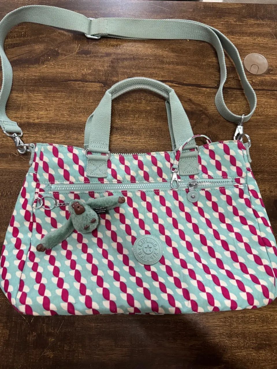 Bolsa Kipling com alça de ombro e detalhes em rosa - Foto 3