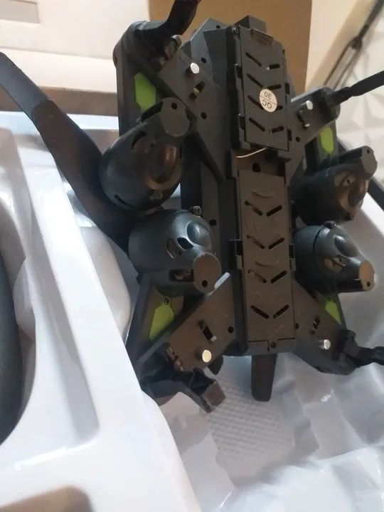 Drone com 4 câmeras